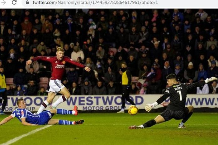 Rasmus Hojlund yang masih seret gol di Man United diminta untuk bermain lebih sederhana.