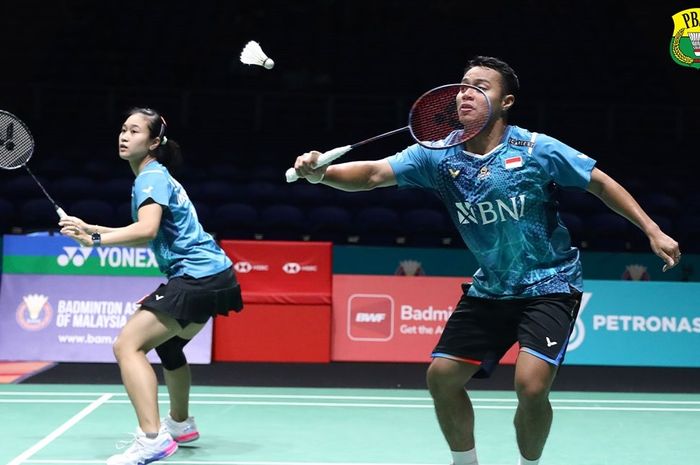 Ganda campuran Indonesia, Rehan Naufal Kusharjanto/Lisa Ayu Kusumawati, berhasil memenangi pertandingan babak pertama Malaysia Open 2024 di Axiata Arena, Kuala Lumpur, Malaysia, 9 Januari 2024.