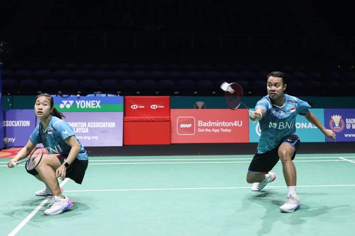 Aksi ganda campuran Indonesia, Rehan Naufal Kusharjanto/Lisa Ayu Kusumawati pada babak 32 besar Malaysia Open 2024 di Axiata Arena, Kuala Lumpur, Malaysia, Selasa (9/1/2024).