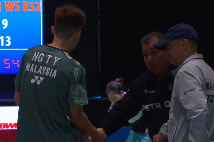 Tunggal putra Malaysia, Ng Tze Yong saat berdiskusi dengan Hendrawan dan Tey Seu Bock pada babak 32 besar Malaysia Open 2024 di Axiata Arena, Kuala Lumpur, Malaysia, Rabu (10/1/2024).