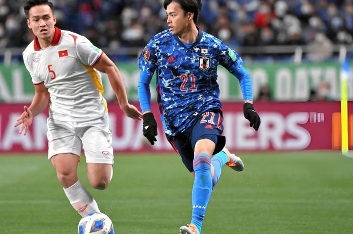 Aksi bintang Timnas Jepang, Kaoru Mitoma, saat berhadapan dengan pemain Timnas Vietnam.