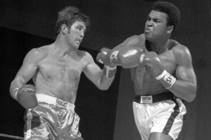LaMar Clark (kiri) dalam pertarungan terakhirnya melawan Cassius Clay alias Muhammad Ali.