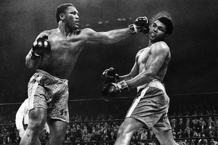 Joe Frazier saat mengalahkan Muhammad Ali pada 8 Maret 1971 di New York.