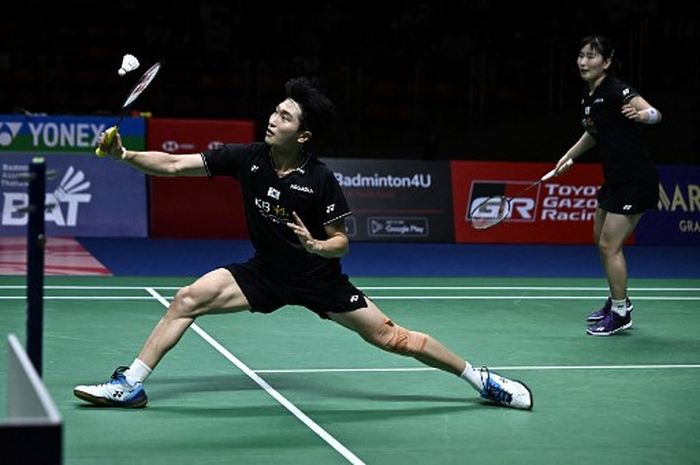 Pasangan ganda putra Korea Selatan, Kim Won-ho/Jeong Na-eun pada final Thailand Open 2023 di Bangkok, 4 Juni 2023. 
