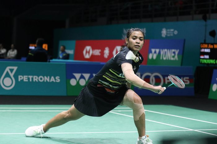 Aksi tunggal putri Indonesia, Gregoria Mariska Tunjung, saat tampil pada babak kedua Malaysia Open 2024 di Axiata Arena, Kuala Lumpur, Malaysia, Kamis (11/1/2024).
