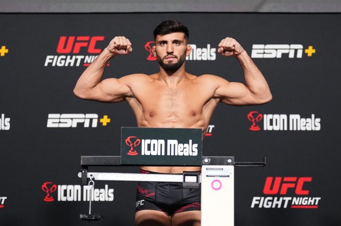 Petarung UFC, Arman Tsarukyan dari Georgia, berpose di atas timbangan saat sesi timbang badan jelang UFC Fight Night di UFC APEX pada 16 Desember 2022 di Las Vegas, Nevada.