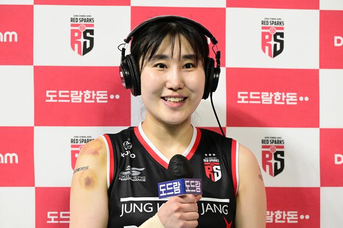 Setter utama tim bola voli putri, Tim Daejeon JungKwanJang Red Sparks Yeum Hye-seon, melakukan sesi wawancara dalam Liga Voli Korea 2023-2024.