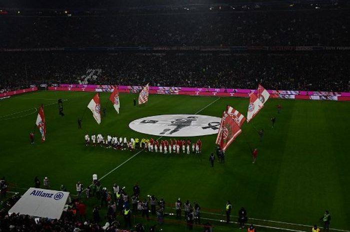 Bayern Muenchen melepas berpulangnya legenda klub Franz Beckenbauer sebelum laga melawan Hoffenheim di Liga Jerman, Jumat (12/1/2024) di Allianz Arena.