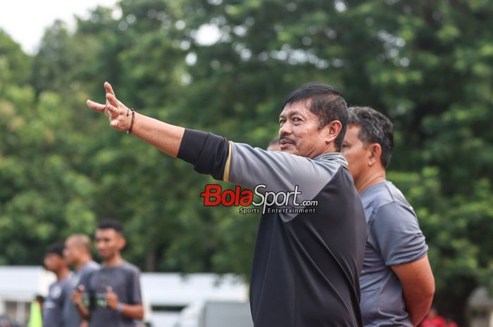 Pelatih timnas U-20 Indonesia, Indra Sjafri, sedang memberikan intruksi kepada para pemainnya di Stadion Madya, Senayan, Jakarta, Sabtu (13/1/2024).