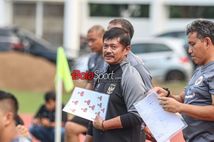 Pelatih timnas U-20 Indonesia, Indra Sjafri, sedang memantau para pemainnya di Stadion Madya, Senayan, Jakarta, Sabtu (13/1/2024).