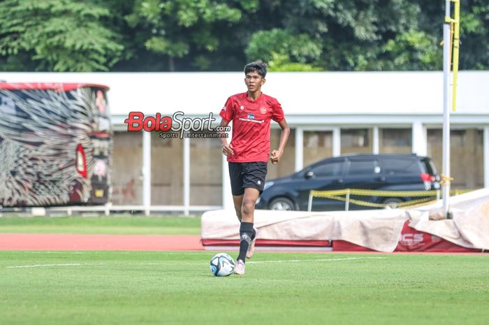 Pemain timnas U-20 Indonesia, Rahmat Syawal,  sedang menguasai bola di Stadion Madya, Senayan, Jakarta, Sabtu (13/1/2024).