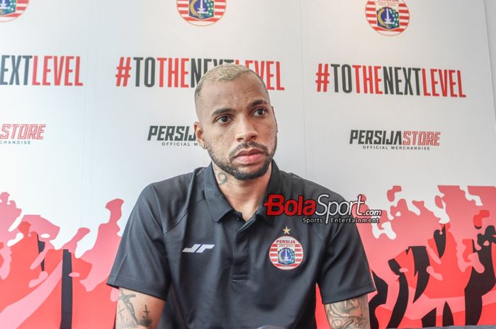 Striker asing Persija Jakarta, Gustavo Almeida, sedang memberikan  keterangan kepada awak media di Persija Store, Kuningan, Jakarta, Sabtu (13/1/2024).