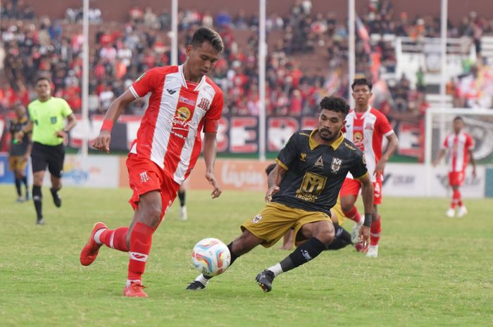 Pemain Malut United, Rifal Lastori, beraksi dalam laga Liga 2 kontra Deltras FC di Stadion Gelora Delta Sidoarjo, Sabtu (13/1/2024).