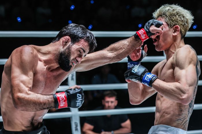 Duel Shamil Gasanov dan Oh Ho Taek dalam laga puncak ONE Fight Night 18, Sabtu (13/1/2024) di Bangkok.