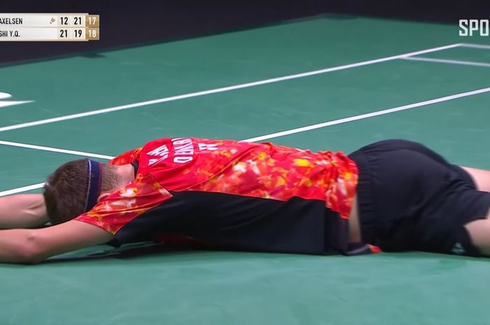 Tunggal putra Denmark, Viktor Axelsen, merebahkan diri setelah kalah dalam reli dari Shi Yu Qi (China) pada semifinal Malaysia Open 2024 di Axiata Arena, Kuala Lumpur, Malaysia, 13 Januari 2024.  