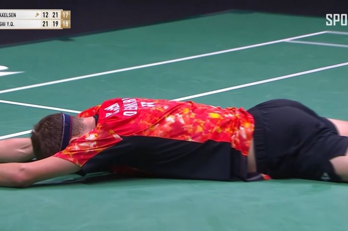 Tunggal putra Denmark, Viktor Axelsen, merebahkan diri setelah kalah dalam reli dari Shi Yu Qi (China) pada semifinal Malaysia Open 2024 di Axiata Arena, Kuala Lumpur, Malaysia, 13 Januari 2024.