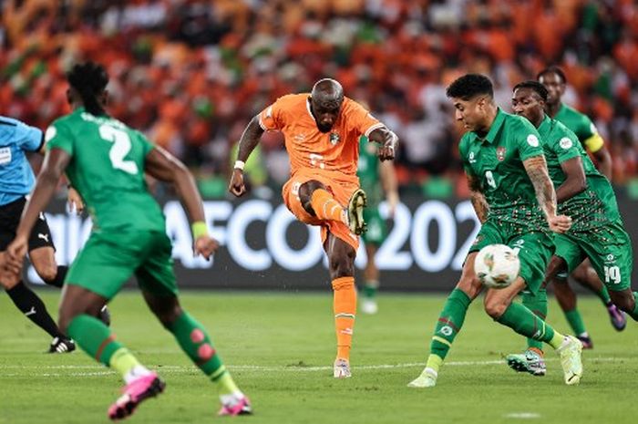 Seko Fofana mencetak gol dalam laga pembuka Piala Afrika 2023 antara Pantai Gading melawan Guinea Bissau di Grup A, Sabtu (13/1/2024) di Alassane Ouattara Stadium, Abidjan.