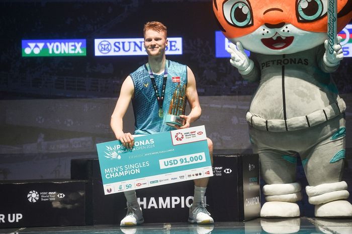 Tunggal putra Denmark, Anders Antonsen, berpose di podium setelah mengalahkan Shi Yu Qi dari China dalam final Malaysia Open 2024 di Axiata Arena, Kuala Lumpur, Malaysia, 14 Januari 2024.