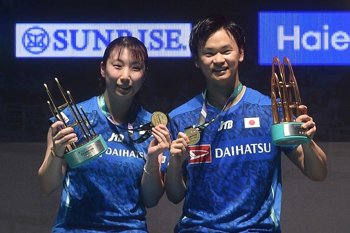 Ganda campuran Jepang, Arisa Higashino dan Yuta Watanabe, berpose di podium setelah memenangi pertandingan final Malaysia Open 2024 di Axiata Arena, Kuala Lumpur, Malaysia, 14 Januari 2024.