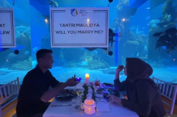 Seorang wanita dilamar sang kekasih di Jakarta Aquarium & Safari.