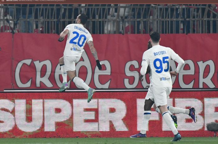 Hakan Calhanoglu mencetak gol untuk Inter Milan ke gawang Monza pada giornata 20 Liga Italia 2023-2024 di U-Power Stadium, Sabtu (13/1/2024).