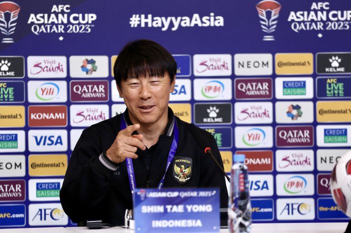 Pelatih timnas Indonesia Shin Tae-yong saat memberi keterangan kepada media di Piala Asia 2023.
