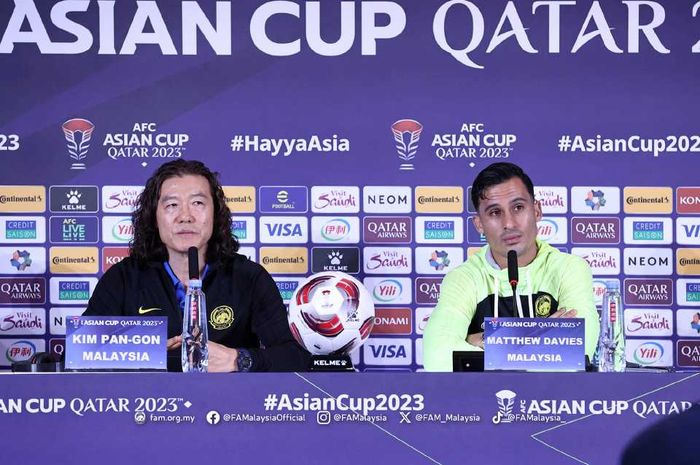 Pelatih Timnas Malaysia Kim Pan-gon (kiri) bersama bek Matthew Davies melakukan konferensi pers jelang laga melawan Yordania di Piala Asia 2023.