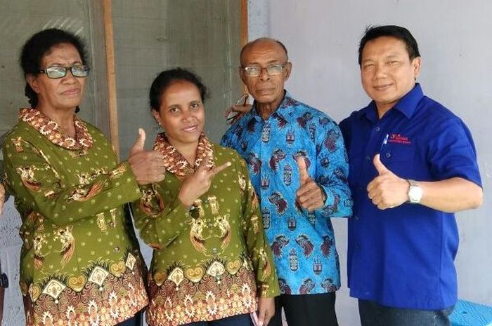 Mantan lifter putri Indonesia, Lisa Raema Rumbewas (kedua dari kiri).