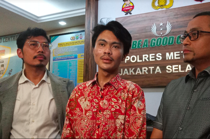 Iqbal bersama kuasa hukumnya saat dijumpai di Polres Jakarta Selatan, Senin (15/1/2024).