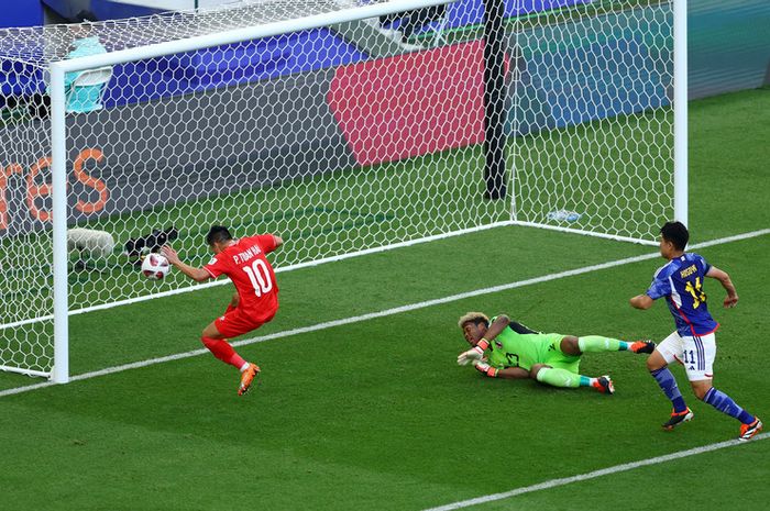 Bomber Timnas Vietnam, Pham Tuan Hai, mencetak gol ke gawang Jepang dalam laga Grup D Piala Asia 2023, Minggu (14/1/2024).