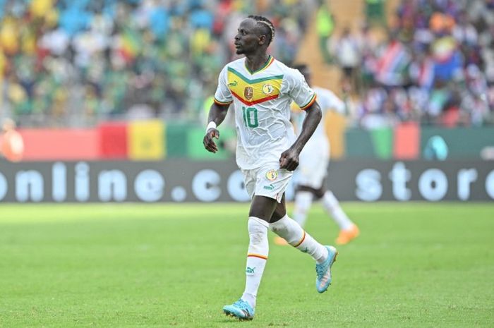 Aksi Sadio Mane dalam laga perdana Piala Afrika 2023 kontra Gambia.