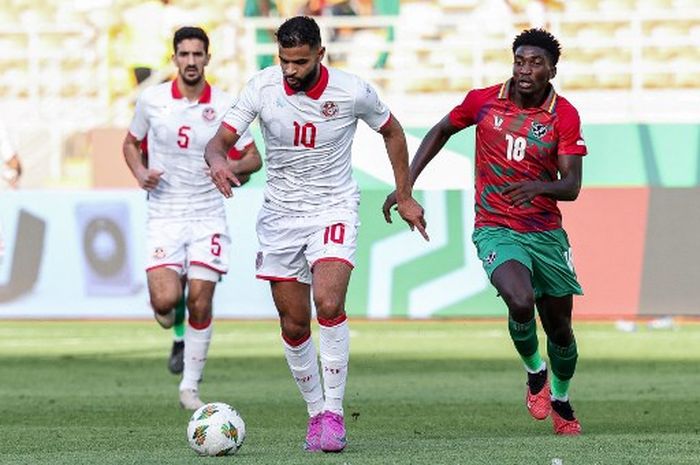 Gelandang Tunisia, Anis Ben Slimane, memperebutkan bola dengan bek Namibia, Aprocius Petrus, dalam laga Grup E Piala Afrika 2023, Selasa (16/1/2024) di Korhogo.