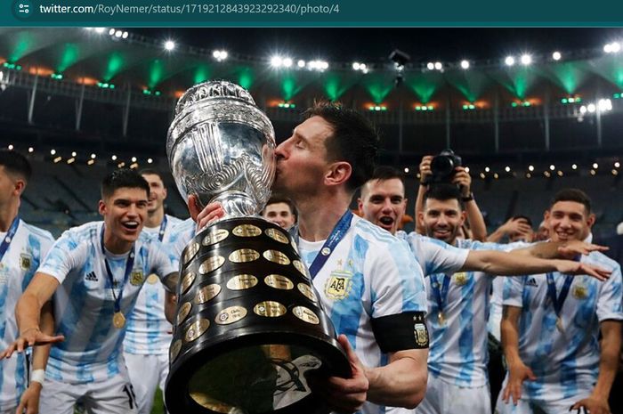 Momen kapten timnas Argentina, Lionel Messi mengangkat Piala Copa America 2021.