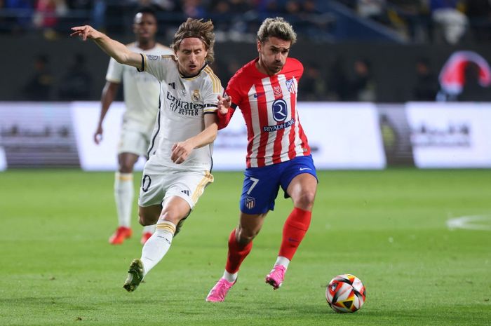 Luka Modric (kiri) berduel dengan Antoine Griezmann dalam laga Real Madrid vs Atletico Madrid pada pentas Supercopa de Espana di Riyadh (10/1/2024). Jadwal Copa del Rey, Kamis (18/1), mempertemukan mereka lagi di derbi ibu kota Spanyol.