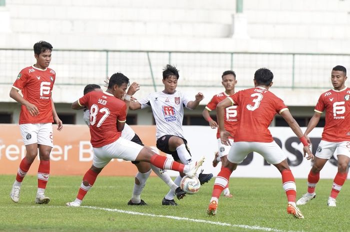 Suasana pertandingan FC Bekasi City melawan Malut United FC dalam lanjutan babak 12 besar Liga 2, Kamis (18/1/2024) di Karawang. 