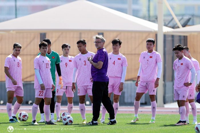 Pelatih Timnas Vietnam, Philippe Troussier, saat memimpin sesi latihan timnya jelang menghadapi Timnas Indonesia di Piala Asia 2023 beberapa waktu lalu.