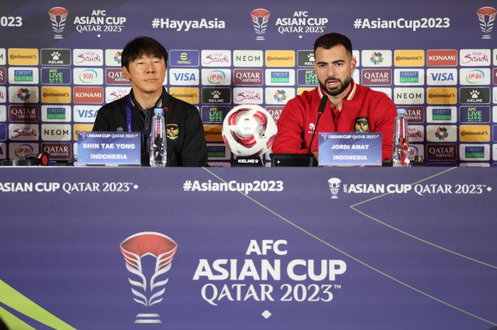 Pelatih timnas Indonesia, Shin Tae-yong, dan pemain Jordi Amat, saat memberikan keterangan kepada media jelang laga melawan Vietnam, Kamis (18/1/2024).