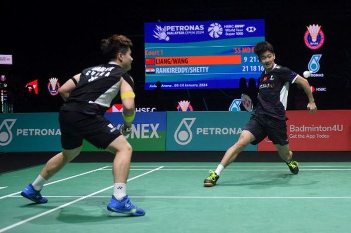 Pasangan ganda putra China, Liang Wei Keng/Wang Chang, pada final Malaysia Open 2024 di Axiata Arena, Bukit Jalil, Kuala Lumpur, Malaysia, Minggu (14/1/2024).
