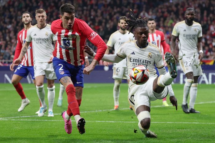 Aksi gelandang Real Madrid, Eduardo Camavinga (kanan), pada laga babak 16 besar Copa del Rey melawan Atletico Madrid di Stadion Wanda Metropolitano, Kamis (18/1/2024).