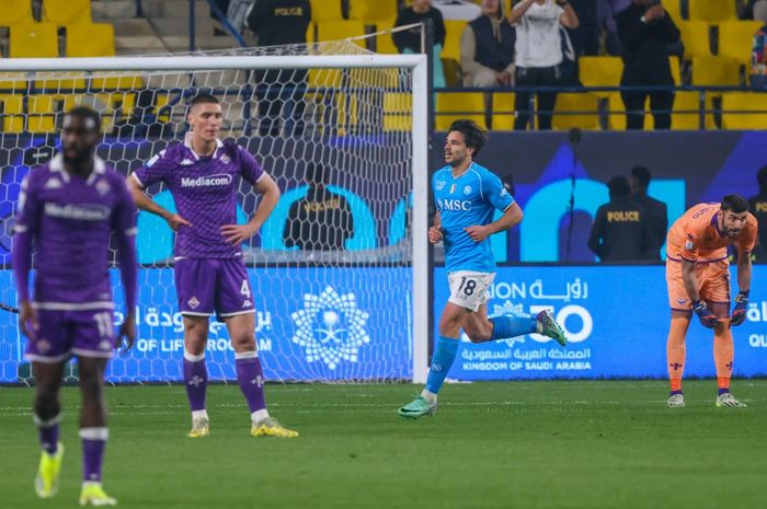 Striker Napoli, Giovanni Simeone, merayakan gol ke gawang Fiorentina pada laga semifinal Piala Super Italia di Stadion Al-Awwal, Kamis (18/1/2024).