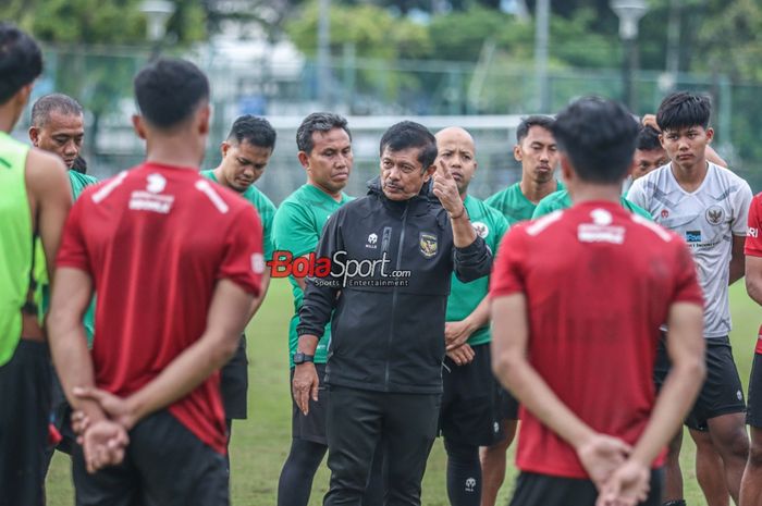 Pelatih timnas U-20 Indonesia, Indra Sjafri, sedang memberikan intruksi kepada para pemainnya di Lapangan A, Senayan, Jakarta, Jumat (19/1/2024) sore.
