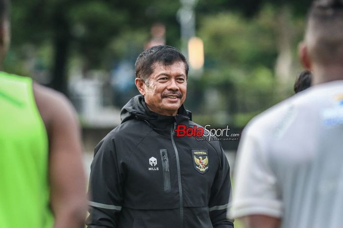 Pelatih timnas U-20 Indonesia, Indra Sjafri, sempat tersenyum saat memberikan intruksi kepada para pemainnya di Lapangan A, Senayan, Jakarta, Jumat (19/1/2024) sore.
