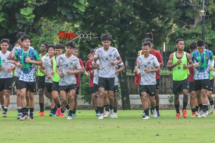 Skuat timnas U-20 Indonesia (skuad timnas U-20 Indonesia) sedang melakukan jogging di Lapangan A, Senayan, Jakarta, Jumat (19/1/2024) sore.