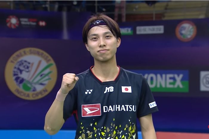 Tunggal putra Jepang, Kodai Naraoka berpose setelah memastikan tiket semifinal India Open 2024 dengan mengalahkan Lee Zii Jia (Malaysia) di K.D Jadhav Indoor Hall, New Delhi, India, Jumat (19/1/2024).