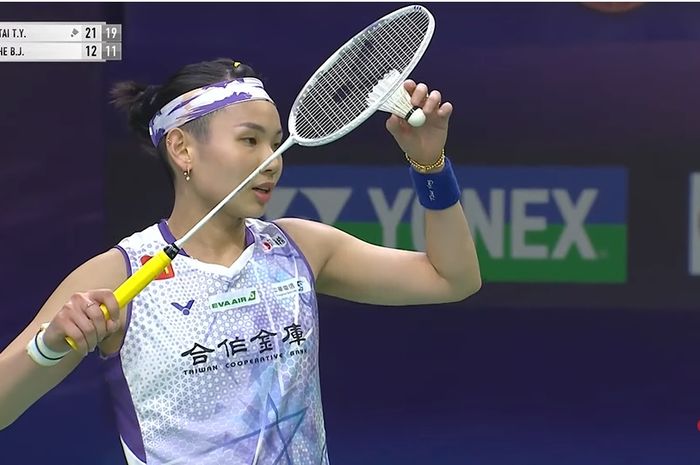 Tunggal putri Taiwan, Tai Tzu Ying, bersiap melakuakn servis pada babak perempat final India Open 2024 di K.D Jadhav Indoor Hall, New Delhi, India, Jumat (19/1/2024).