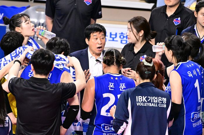 Pelatih Hwaseong IBK Altos, Kim Ho-chul, sedang memberikan intruksi kepada anak asuhnya saat laga menghadapi Daejeon JungKwanJang Red Sparks pada Liga Voli Korea, Kamis, 19 Januari 2024
