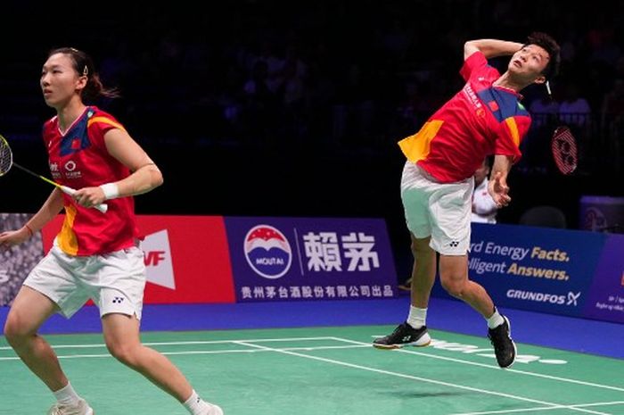Pasangan ganda campuran China, Jiang Zhen Bang /Wei Ya Xin, pada babak perempat final Kejuaraan Dunia 2023 di Kopenhagen, Denmark 25 Agustus 2023. 