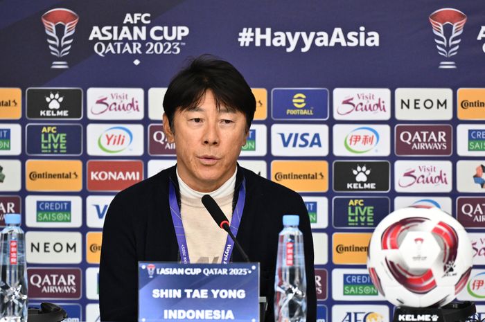 Pelatih timnas Indonesia Shin Tae-yong saat memberi keterangan kepada awak media seusai melawan Vietnam di Piala Asia 2023, Jumat (19/1/2024).