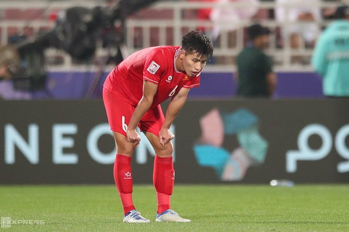 Bek Timnas Vietnam, Nguyen Thanh Bin, kecewa usai melakukan pelanggaran yang berbuah penalti untuk kemenangan Timnas Indonesia di Piala Asia 2023.