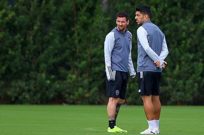 Lionel Messi (kiri) dan Luis Suarez dalam sesi latihan Inter Miami. Duet Messi-Suarez debut pada 2024, Miami hanya main seri dengan El Salvador (19/1/2024).